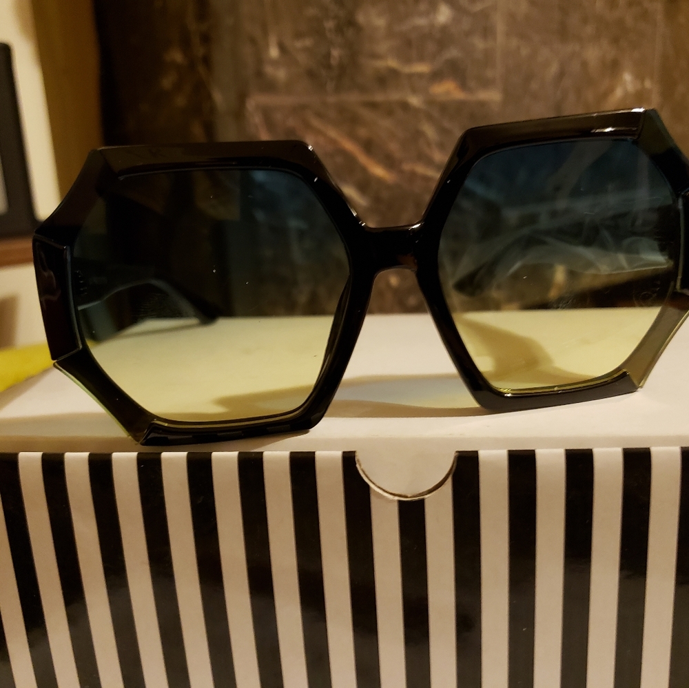 Oversized black sunnies w/blue lens